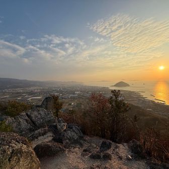 へとへとの中、頂上の先の岩へ…でも、絶景✨丁度夕陽がキレイ