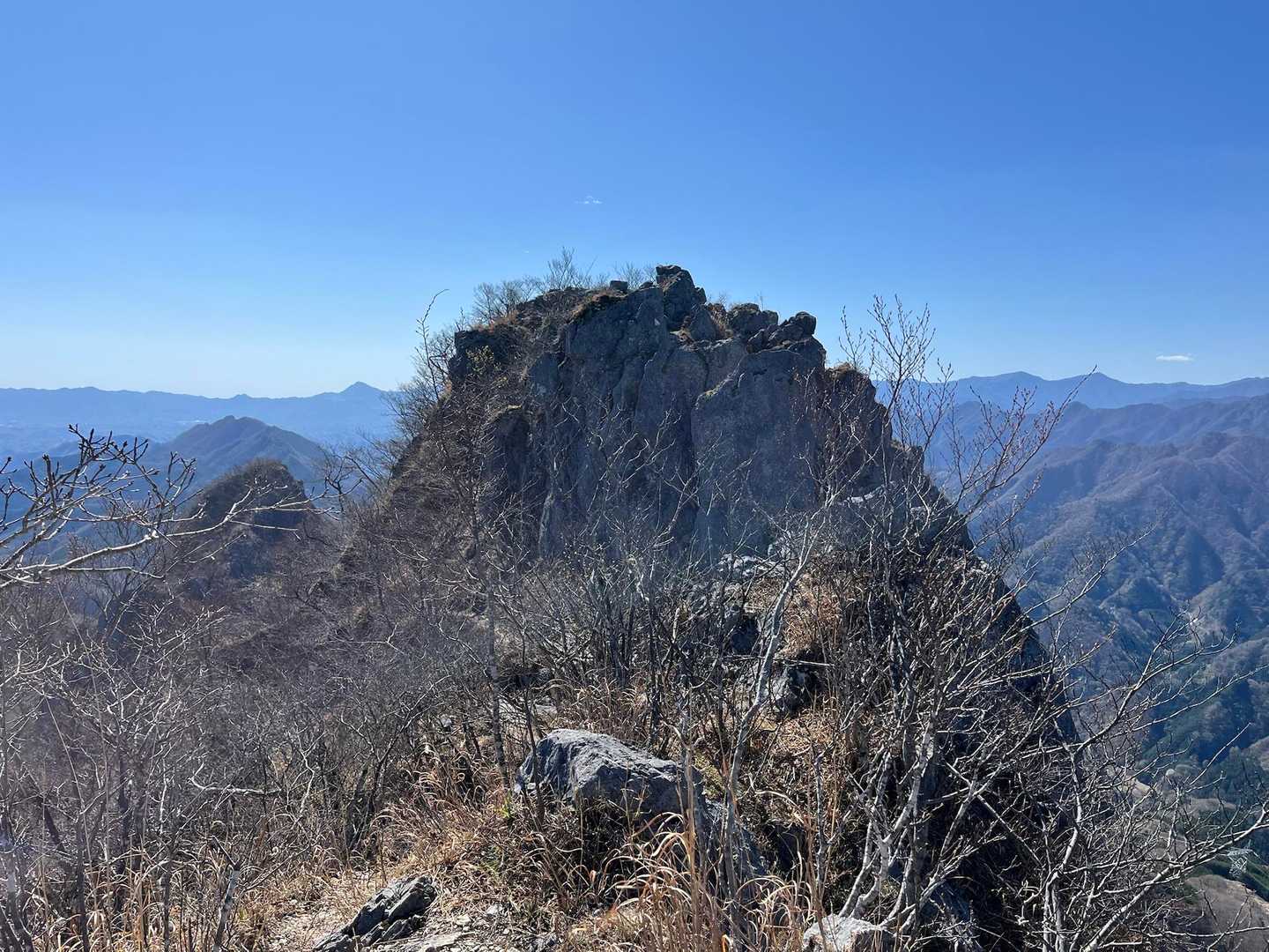 あの岩の向こうまで行きます
