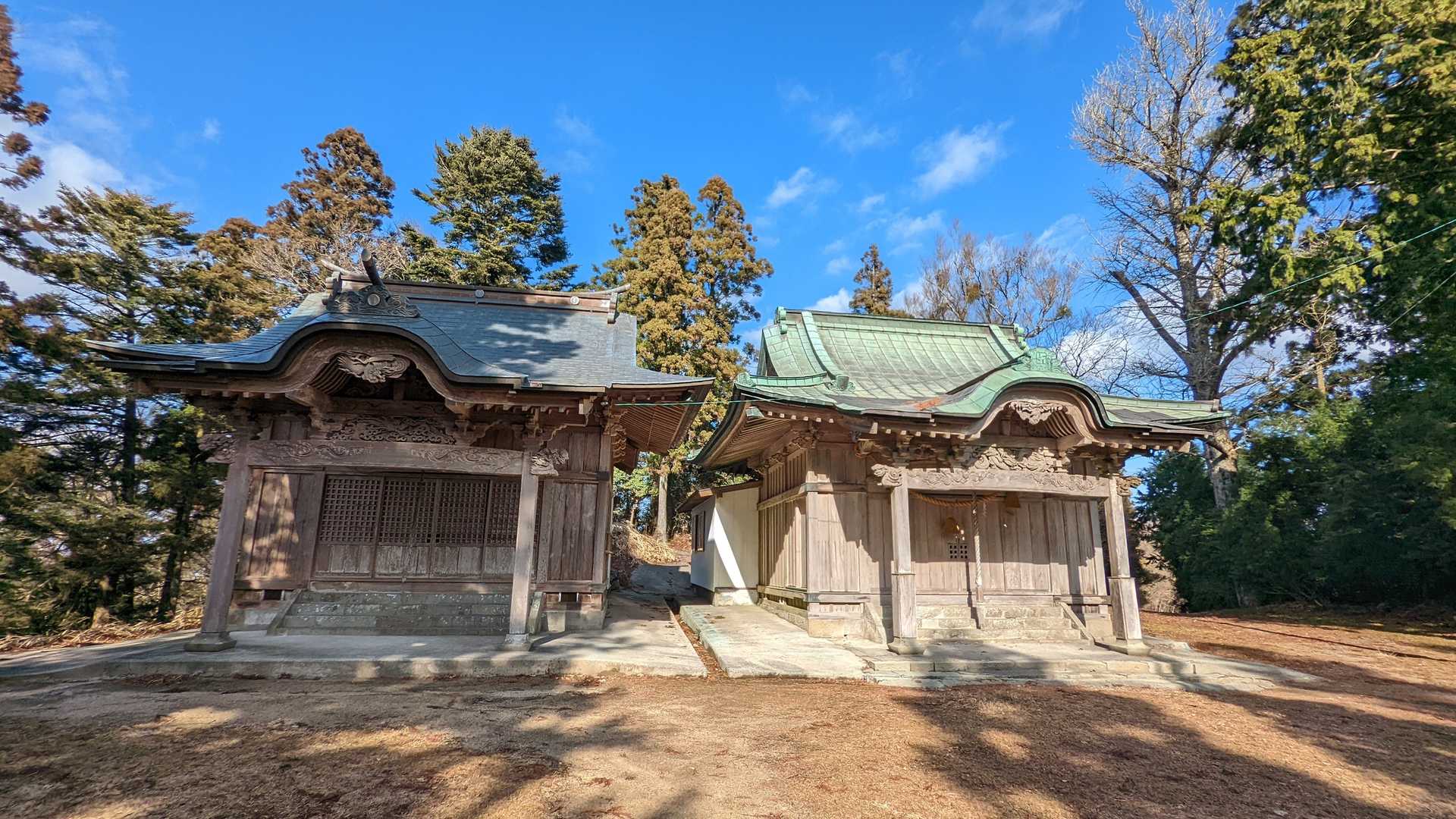 【女体神社】(左)と【明多意神社】(右)