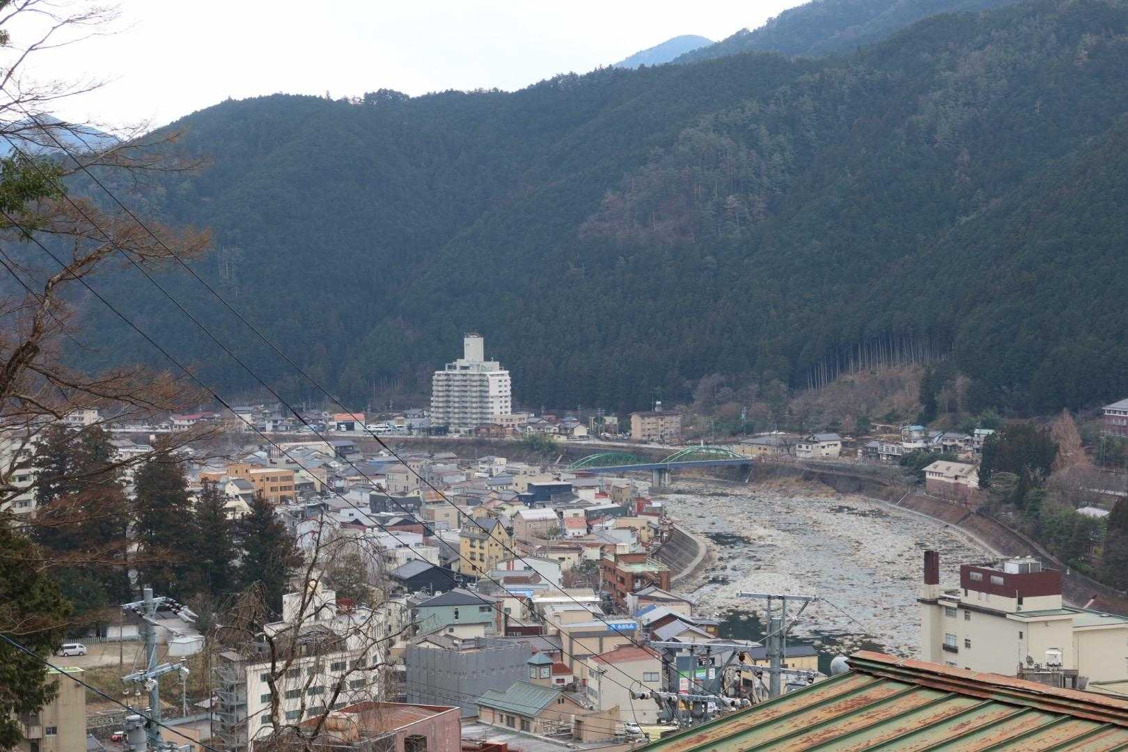駐車場近くから下呂温泉の街を見下ろす