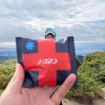 草履塚で大休止。
ヤベー時間に徘徊してた方が山頂から降りてきた
ノースマンを貰う。
平日に伊勢丹なんぞに行きおって…〜北の国から