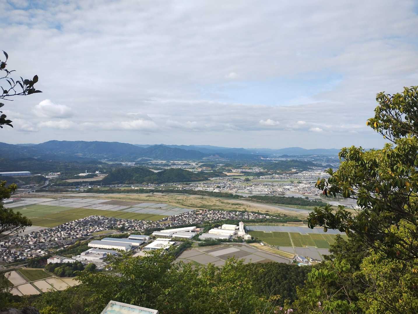 展望台に到着。
若人が3名寝転んでいて、居場所なく通過。
ここがベストの展望箇所でした。