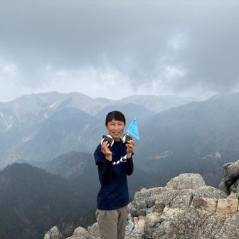 本日も私とおにぎり🍙と素敵な景色💕
霞んでますが山に囲まれて幸せ
╰(*´︶`*)╯♡