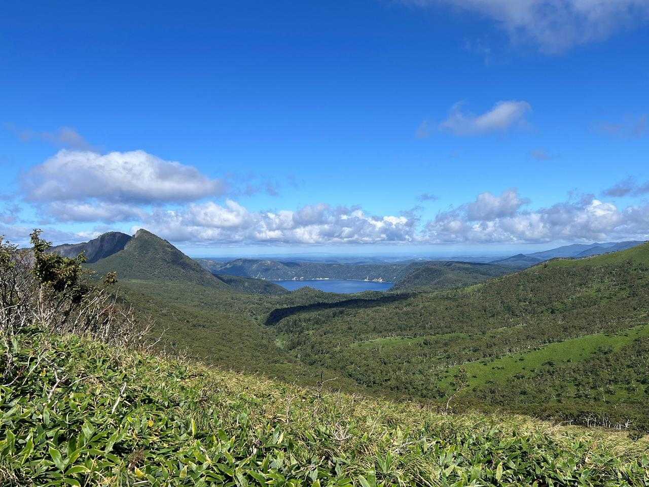 右には摩周湖と摩周岳。
イイですねー😍