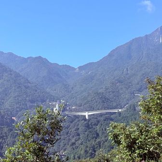 頂上からは御在所と鎌ヶ岳が…