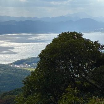 光る宍道湖と遠くに薄っすら三瓶山