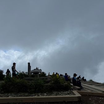 山頂にヤバそうな黒い雲きた⛈️どんより