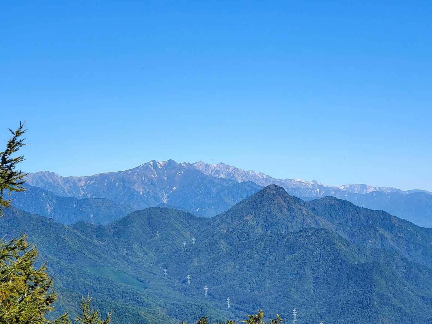 爺ヶ岳・鹿島槍ヶ岳⛰️
奥に白馬五竜岳や小蓮華山等が見えます👀✨