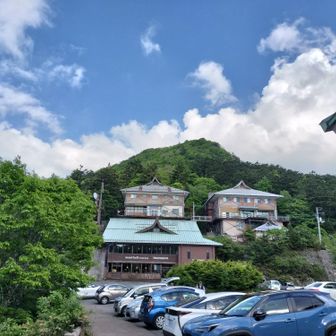 手前に石鎚神社土小屋遥拝殿と🚻

🅿️は満車😭