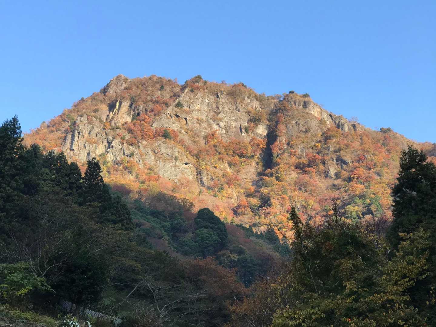 陽に照らされた岩壁は屏風のように。
海底火山🌋の噴出物から成る層の隆起、侵食が成り立ちのお山です。