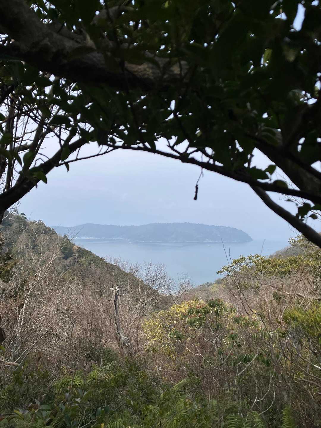 霞んで見える沖島