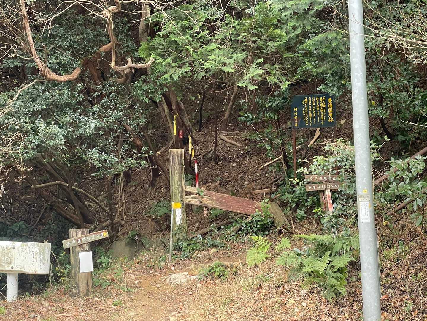 古い案内看板はもう読めないうえ、倒れてしまった。
