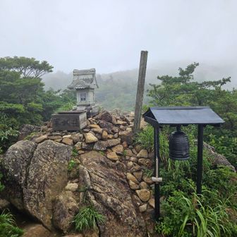 帰りに薬師岳に寄り道❗

雨雲レーダーを見ると今頃の山頂も
雨が凄そう☔

下山途中にソロの女性の方が居て
お話しましたが雨と風が強く途中で
撤退したと言ってました😣

確かに雨雲レーダーで見たら
真赤でした😨