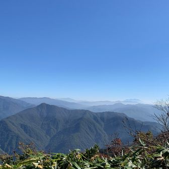 前荒島岳到着のようです🤔　急登を登り終えたら素敵なご褒美が待ってました😊　御嶽山・乗鞍岳、すれ違ったハイカーさんに教えてもらった槍・穂高も見えました🤩
