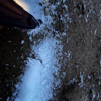 朝起きて出ると雪❄️でした