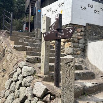 民家の玄関先を下りてきました。
これ、ルートとして本当に大丈夫？