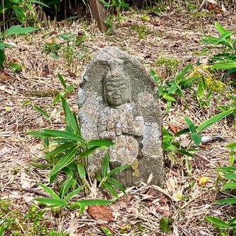 山頂標識の近くにお地蔵様🙏穏やかな笑顔に癒されます✨