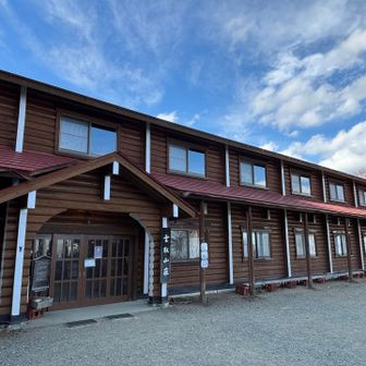 大きな小屋です。ここで百名山バッヂゲット📛