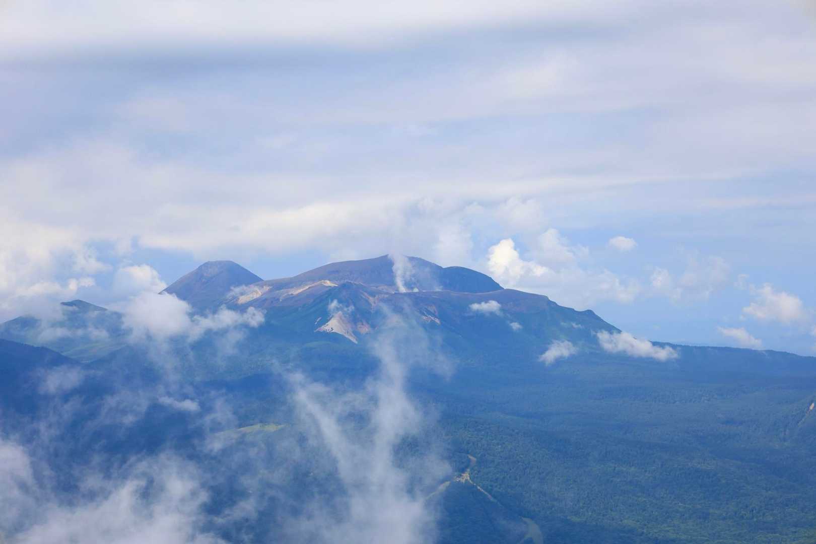 雌阿寒岳アップ。噴火口からモクモクいってます🌋