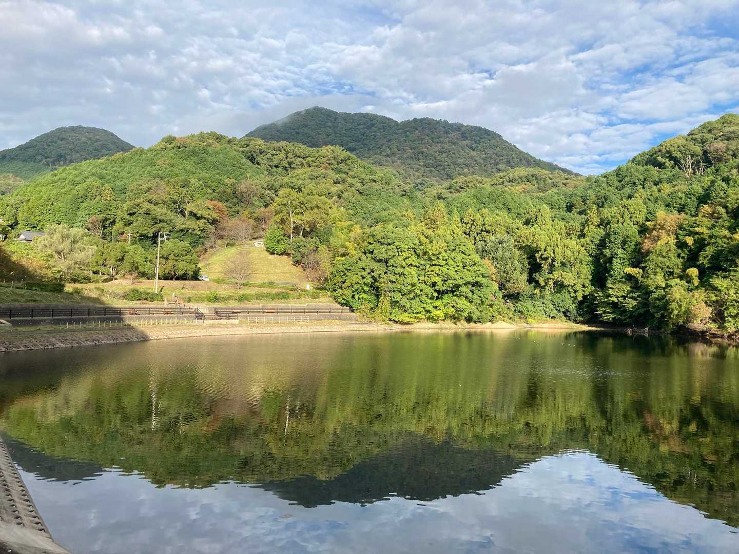 葛城修験の経塚と寺院、雄岳と雌岳の二上山の写真