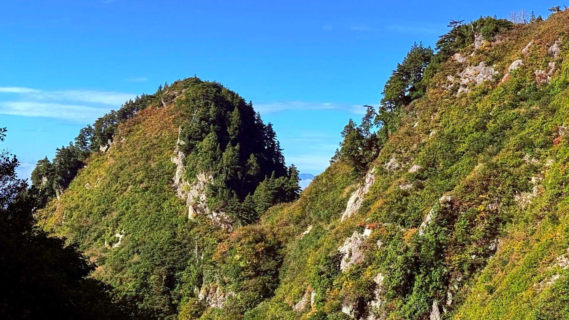 後ろを振り向くと、いつの間に天狗岩の裏側に
