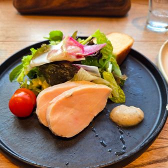 団体予約も入ってたから、お店広いけどてんやわんや
前菜サラダ忘れられてたの...後から来ました～美味しかった😋🍴💕