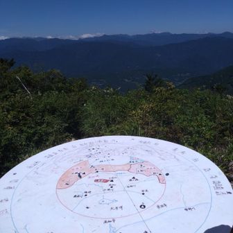 工石山北の頂上

休憩されてた地元の人が有名な棚田を教えてくれました

そして南回り側には景色がよく見える所がたくさんあるから行って見てと
ワクワク😄
