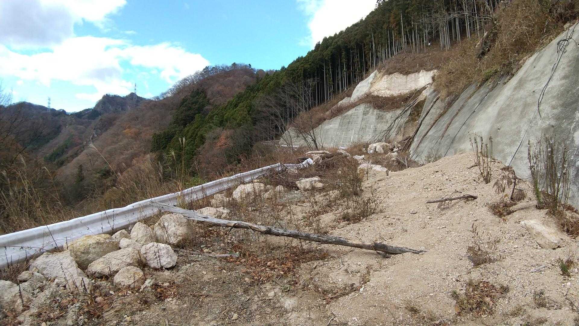 林道の崩落現場です🙄
林道を造っている時に崩落しました😦