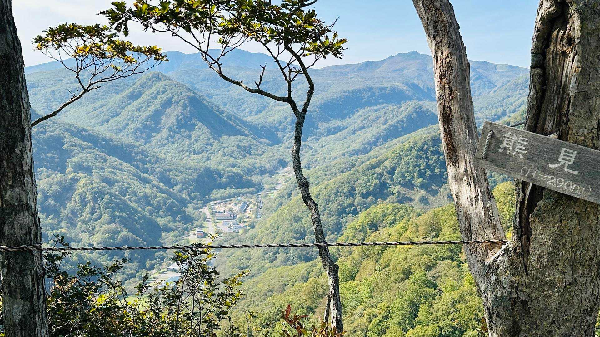 熊見台から知西別岳、天頂山を眺める