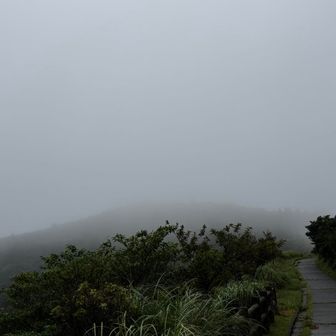 雨は無いのですが、
金冠山が見えません。