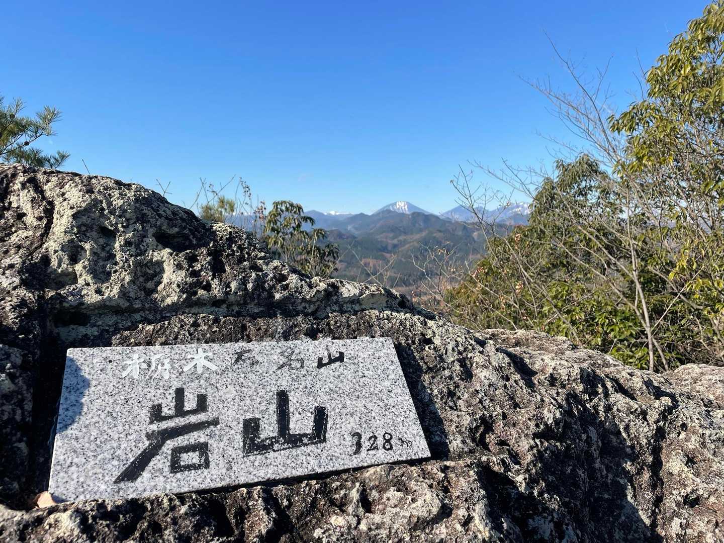 遠くに男体山