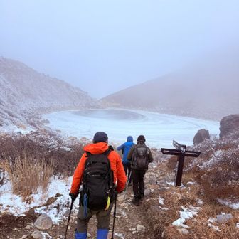 　　すぐまたガスガス　ʅ（◞‿◟）ʃ
　　法華院温泉へ急ごう〜　🚶‍♂️‍➡️🚶‍➡️