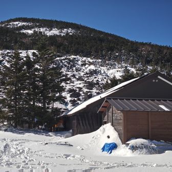 青年小屋から編笠山見上げる