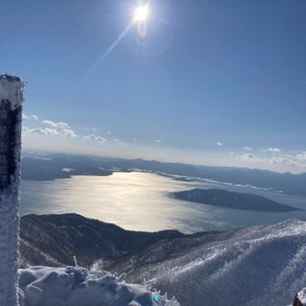 とうちゃーく
稜線の爆風はすごかったけど、山頂はまだマシ