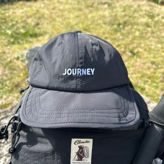 お気に入りの帽子(「JOURNEY」の意味は「旅」「旅路」)