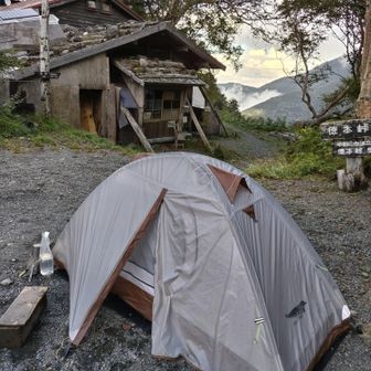 ウィスキーをちびちびしながら登山者の方と談笑してると眠気が🥱
仮眠して目を覚ますとあっという間に夕食の時間に🫠
早速米を炊きます。