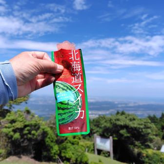 旦那さんが
冷え冷えで持って来てくれた
🍉シャーベット
マジウマい🥰🧊
ありがとう🙏
