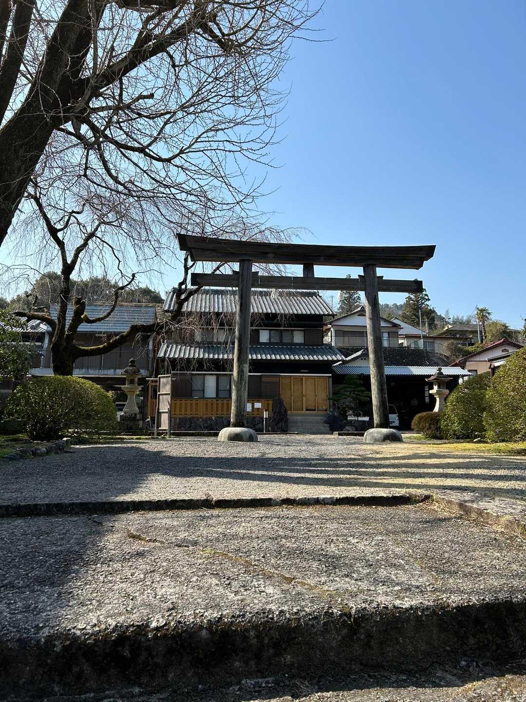ここから出て…