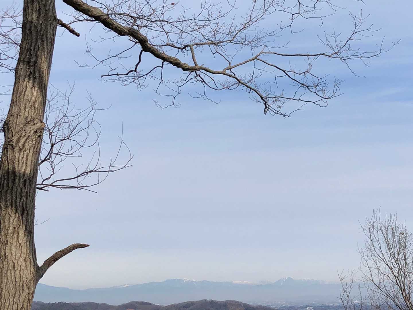 遠くの山が見える

山名がわかんなくても
とっても綺麗だって思う



それでいっかな〜



