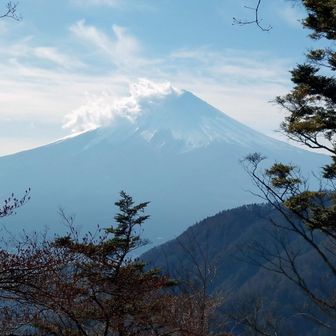 三つ峠駅ルートは、振り向けばそこに富士山がどーん。