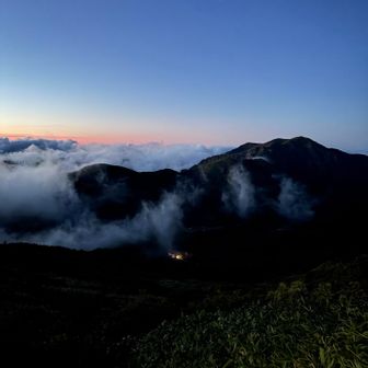 見下ろすと山荘にも電気が灯り、距離感が把握できました。奥は昨日に撤退した別山です。なんて優雅👏