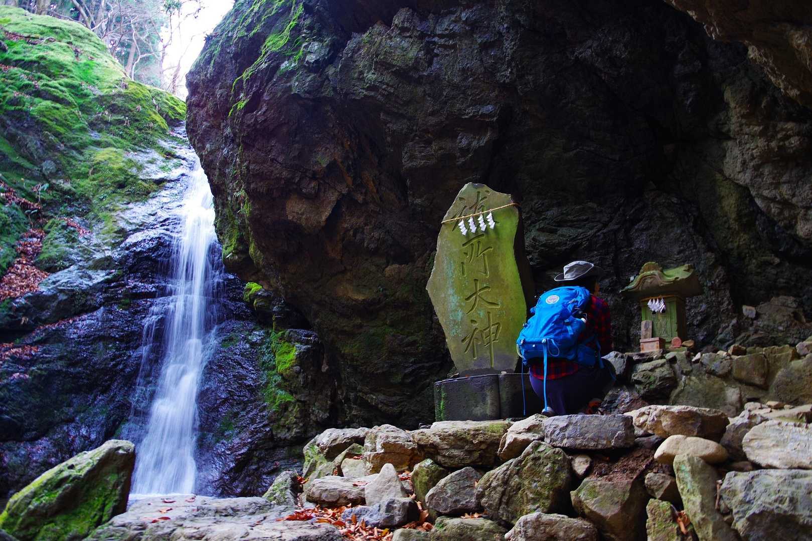 大都会・東京の山中に深く刻まれた、ダイナミックな“岩石”の谷の写真