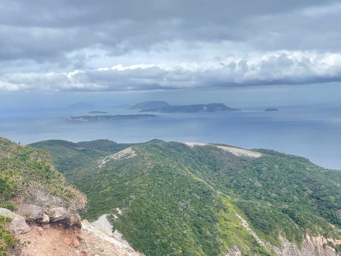 式根島、新島、利島などなど、島が多すぎて覚えられない🤣
島あり過ぎて何島だか把握できてないけど周辺の島々が見渡せるのも本当いい！