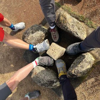 山友と山頂へ
下山します