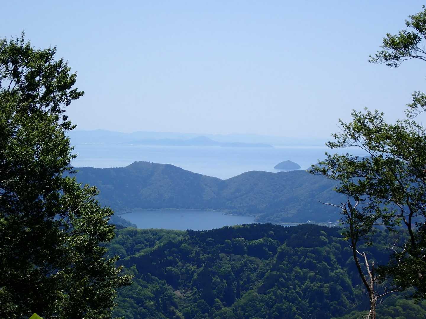 賤ヶ岳が見える。余呉湖からの琵琶湖が嬉しい