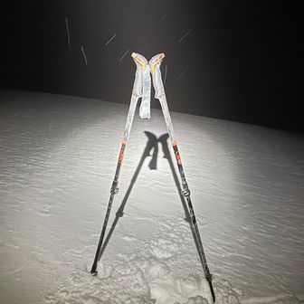 鍬崎山登頂🙋
温度計を見ると、マイナス20℃。

確信犯的に早い時間に着いたんだけど、ここで日の出まで留まっていると生死に関わるので、体を動かし続けたい。
この先のウネウネ細尾根の稜線へ進もう