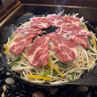 野菜を敷いて上にラム肉を乗せ蒸し焼きが
美味しいって書いてました🥩
北海道の実家では普通に鉄板で焼いてた🤭