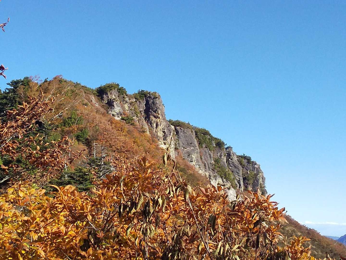 三方岩岳と紅葉
山頂は気付かず通り過ぎました😁
