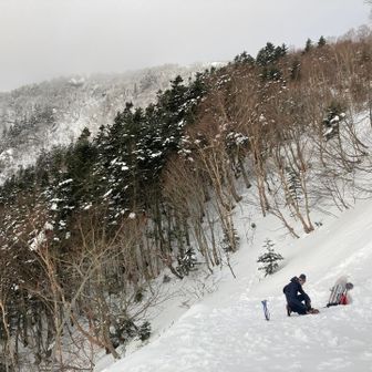テント撤収完了、下山開始します

甲斐駒ヶ岳の山頂方面はガスガスなので、無理してでも1日目に登頂しておいて良かったです💦