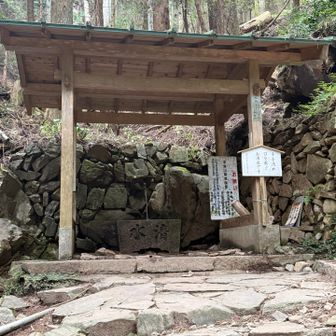 命の水💧ありがたし🙏目の前に休憩スポットもあります🪑